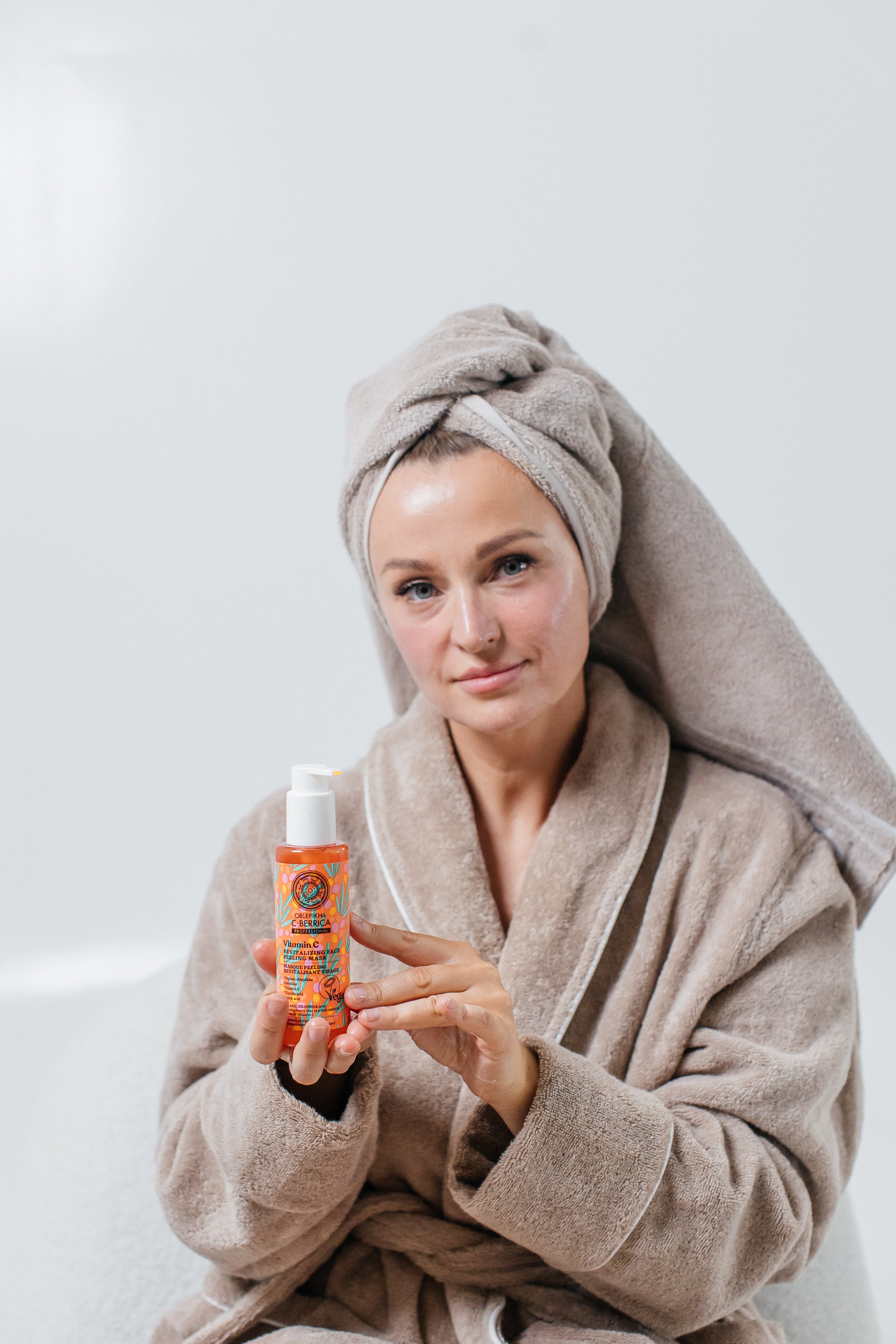 Taiga Siberica Revitalizing maska peelingująca do twarzy wyrównująca koloryt