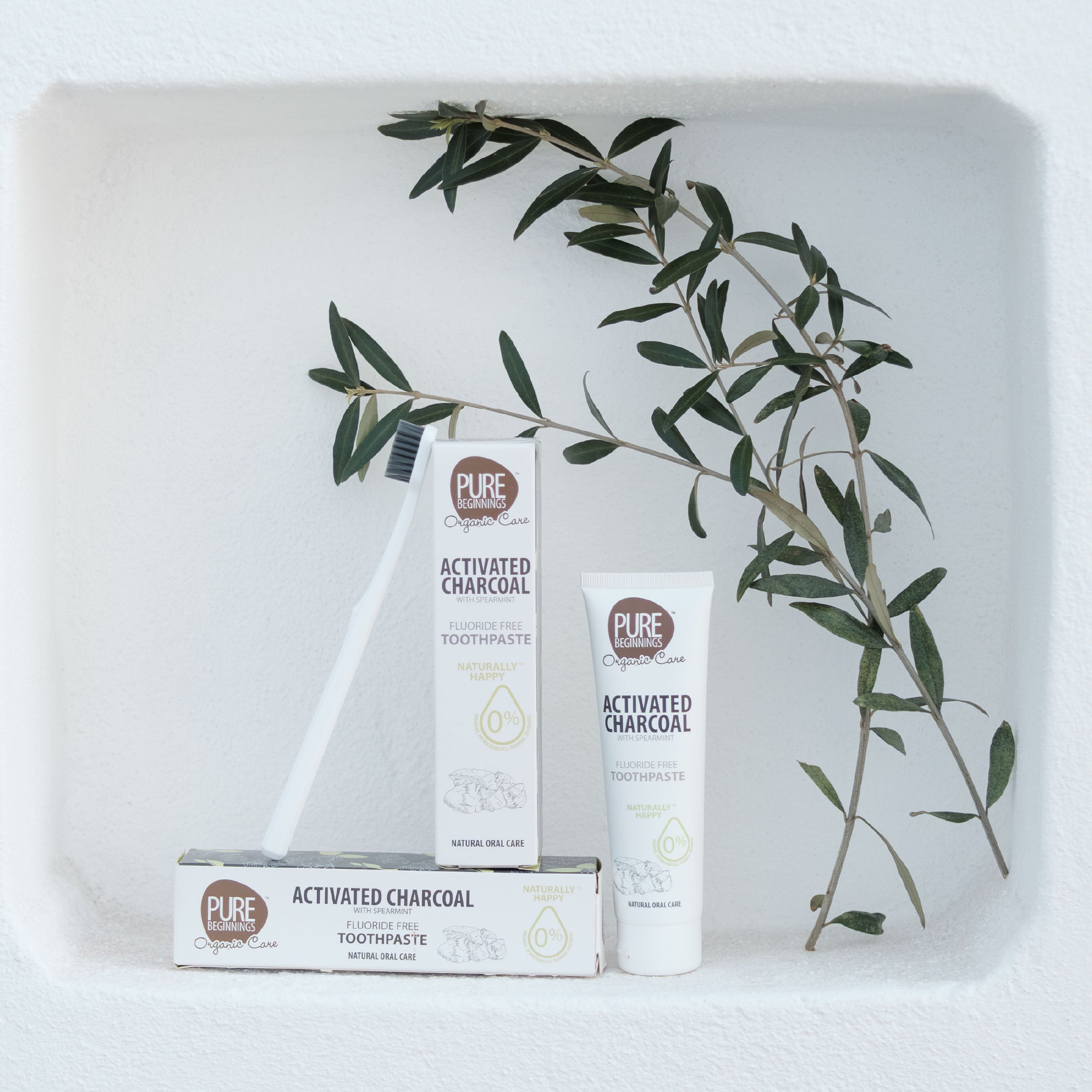 Pure Beginnings Activated Charcoal naturalna pasta do zębów 100 ml