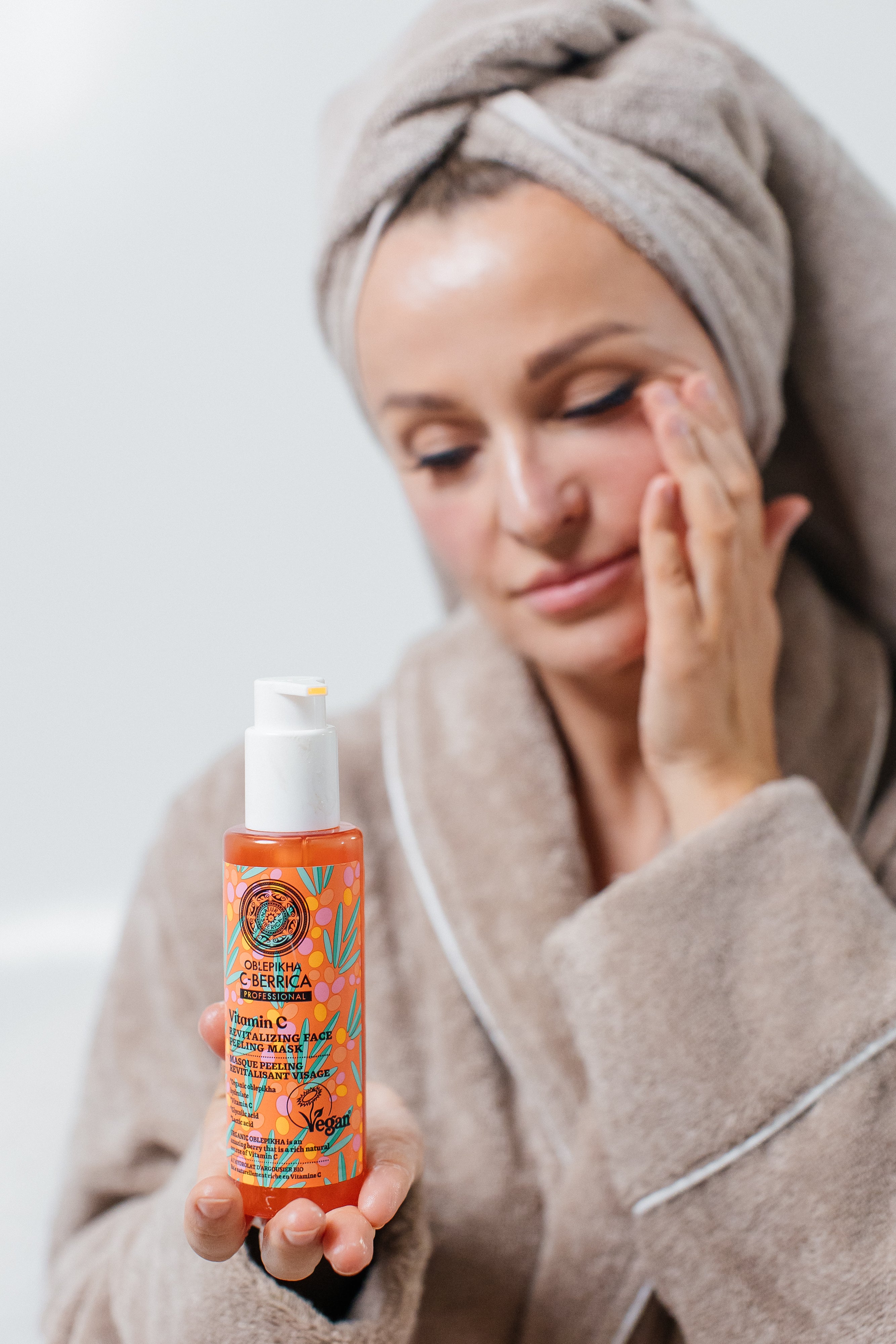 Taiga Siberica Revitalizing maska peelingująca do twarzy wyrównująca koloryt