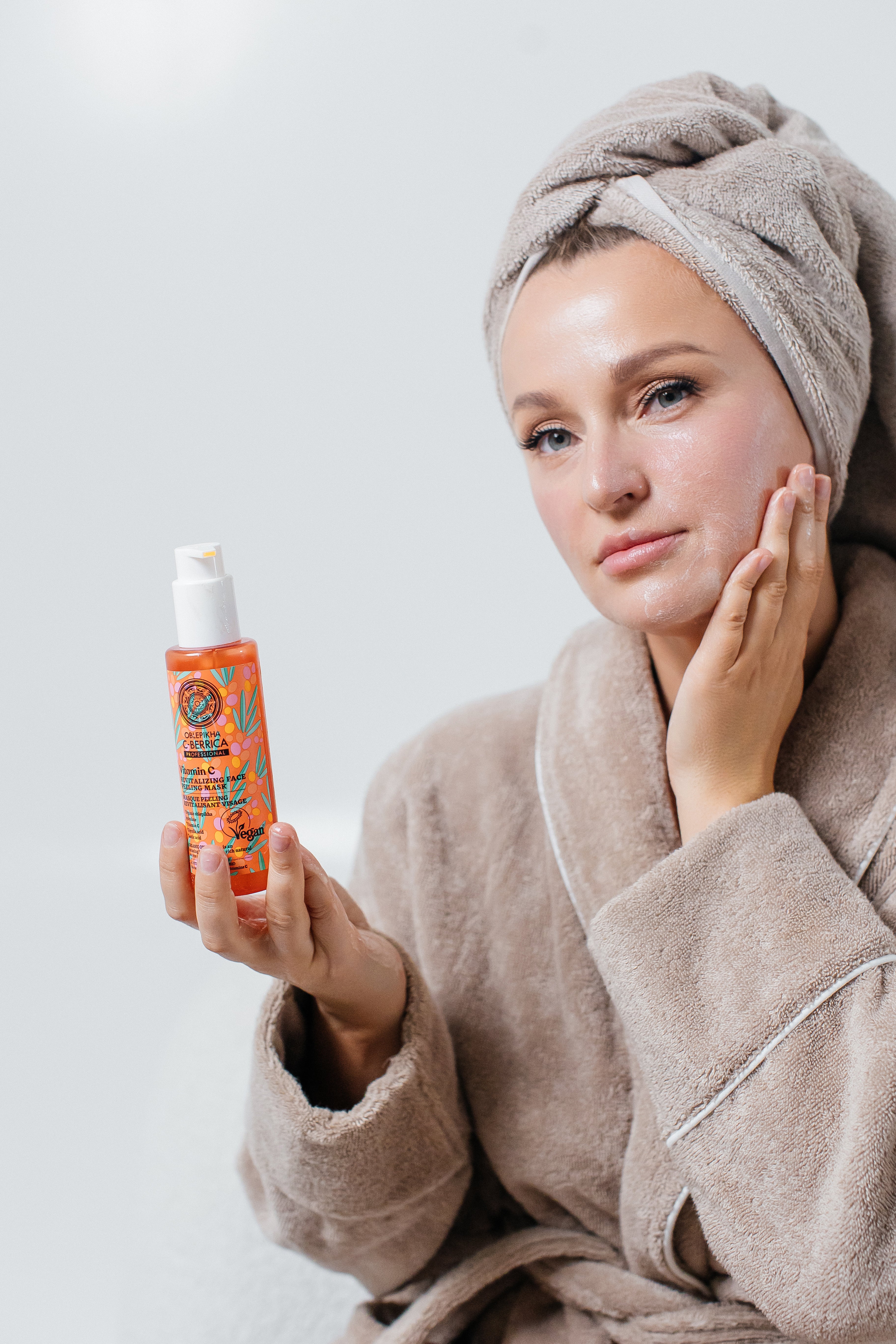 Taiga Siberica Revitalizing maska peelingująca do twarzy wyrównująca koloryt